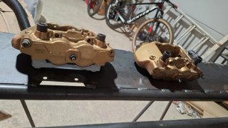 Pinzas de freno Brembo doradas Alfa Romeo