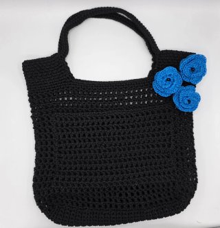 Borsa uncinetto nera con fiori blu