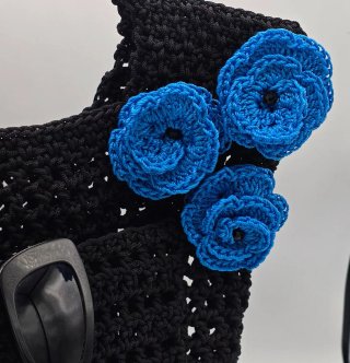 Borsa uncinetto nera con fiori blu