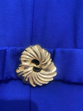 Mono Zara azul con cinturón dorado