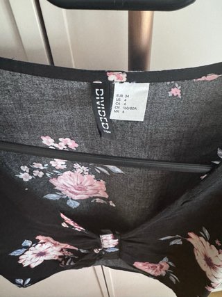 Top corto H&M floral negro talla 34