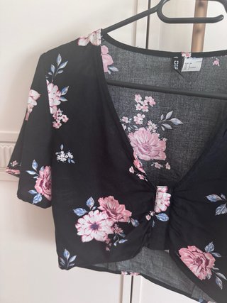 Top corto H&M floral negro talla 34