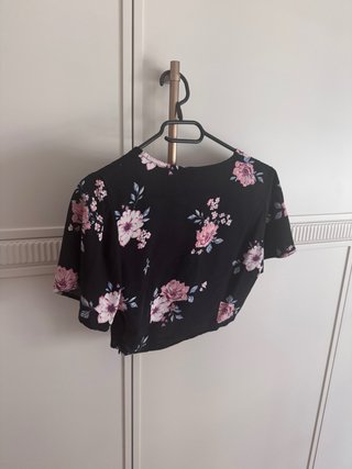 Top corto H&M floral negro talla 34