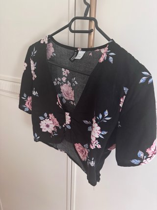Top corto H&M floral negro talla 34