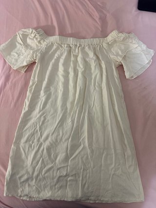 Camiseta blanca hombros descubiertos