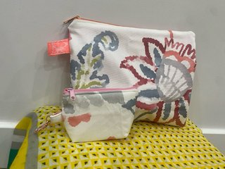 Neceser plano y cartera con mosquetón