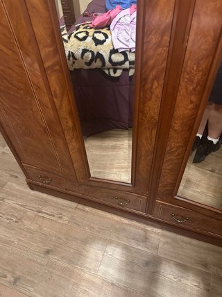 Armario de madera con espejos