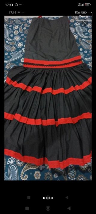 Ropa negra y roja