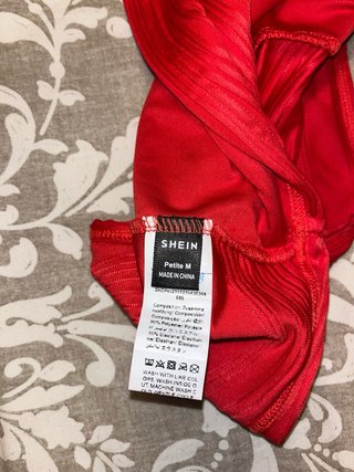 Top palabra de honor rojo texturizado SHEIN