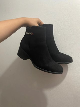 Botas negras tacón bajo con detalle
