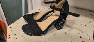 Sandalias de tacón vaqueras oscuras con estampado