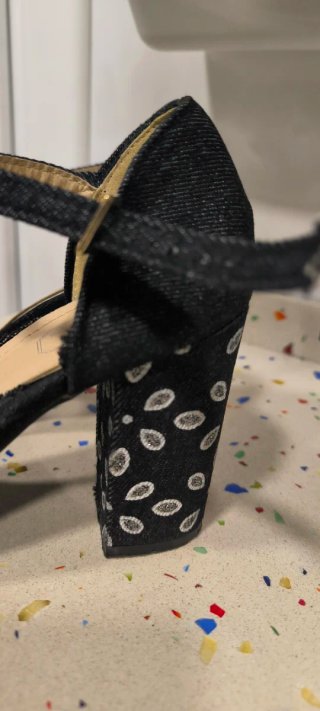Sandalias de tacón vaqueras oscuras con estampado