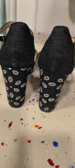 Sandalias de tacón vaqueras oscuras con estampado