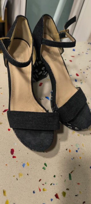 Sandalias de tacón vaqueras oscuras con estampado