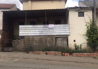 Vendo uma casa antiga que precisa de obras.