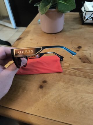 Gafas de sol Guess negras y rosas