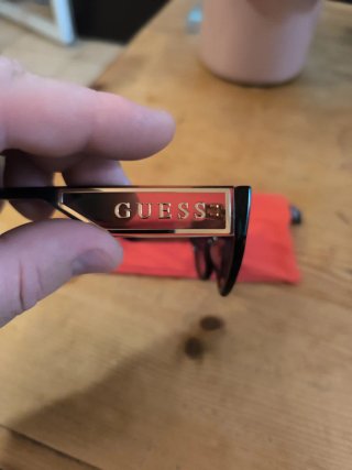 Gafas de sol Guess negras y rosas