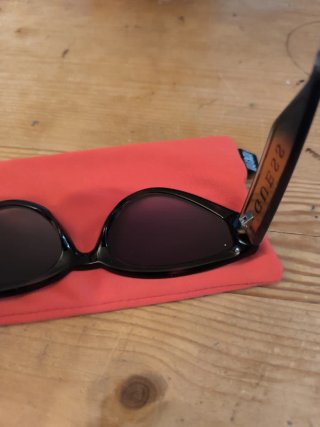 Gafas de sol Guess negras y rosas