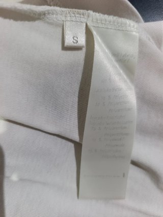 Camiseta blanca con apliques ovalados