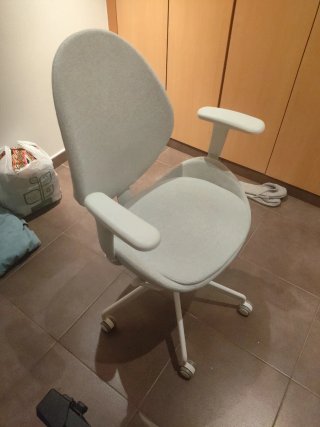 Silla de oficina Ikea gris y blanca