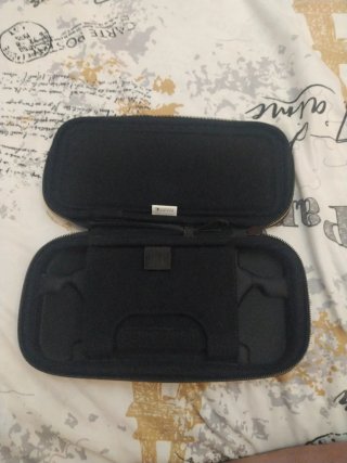 Funda Nintendo Switch y compartimentos juegos.