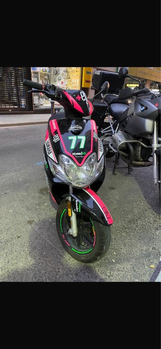 Yamaha Jog Scooter Negra y Rosa