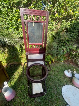 Lavabo antiguo de madera y mármol