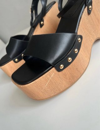 Sandalias plataforma Bershka negras y doradas