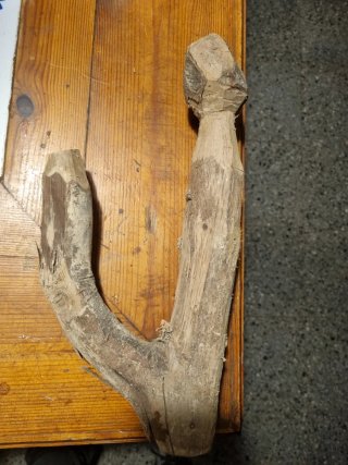 Antiguo gancho de madera rústico