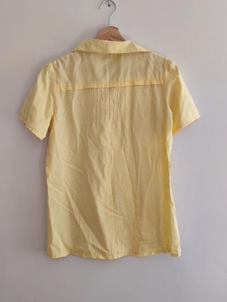 Blusa amarilla pastel manga corta talla L