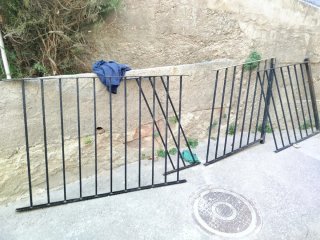 Valla metálica maciza para pendiente