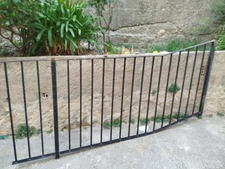 Valla metálica maciza para pendiente
