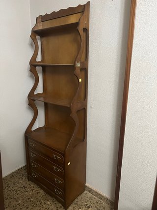 Armario de madera con cajones