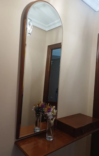 Mueble entrada madera con espejo arco