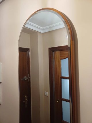 Mueble entrada madera con espejo arco