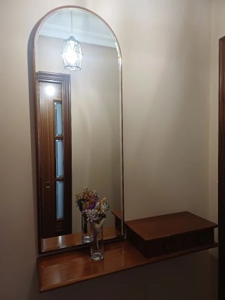 Mueble entrada madera con espejo arco