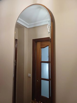 Mueble entrada madera con espejo arco