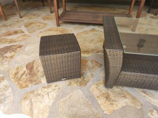 Conjunto Mesa Ratán y Cristal + 2 Puffs