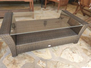 Conjunto Mesa Ratán y Cristal + 2 Puffs