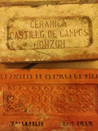 Ladrillos, baldosas y tejas antiguos de cerámica