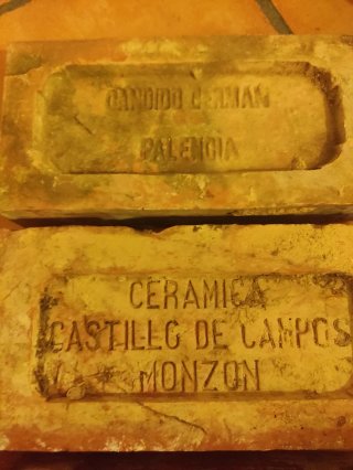 Ladrillos, baldosas y tejas antiguos de cerámica