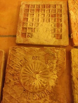Ladrillos, baldosas y tejas antiguos de cerámica
