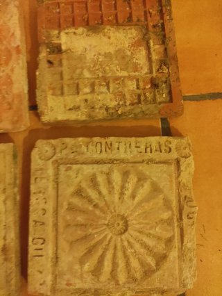 Ladrillos, baldosas y tejas antiguos de cerámica