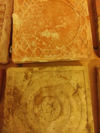 Ladrillos, baldosas y tejas antiguos de cerámica
