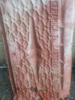 Ladrillos, baldosas y tejas antiguos de cerámica