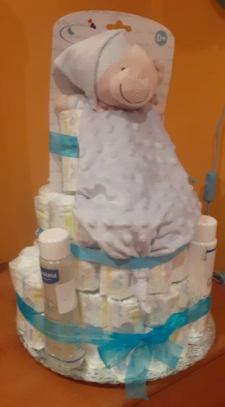 Tarta de pañales con peluche y accesorios