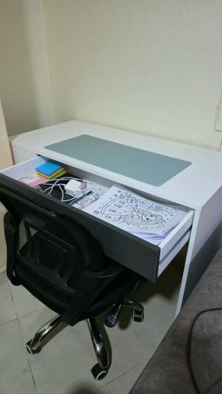 Escritorio como nuevo con sillón incluido
