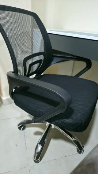 Escritorio como nuevo con sillón incluido