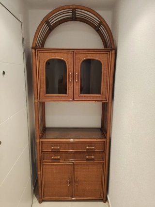 Mueble recibidor de ratán y cristal