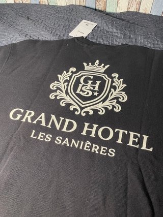 Camiseta negra con escudo